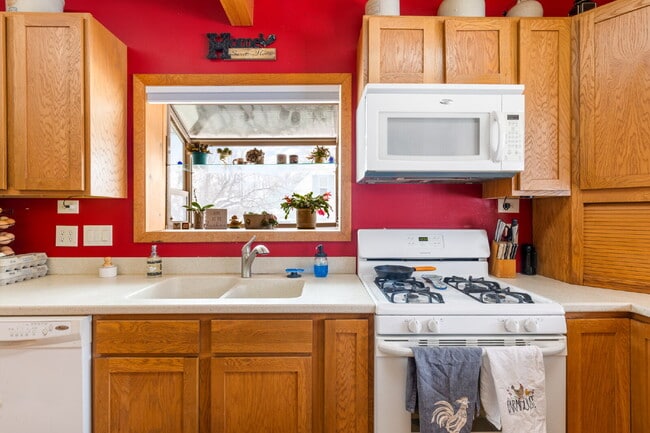 Building Photo - Spacious 4-Bedroom Home in the Heart of Sh...