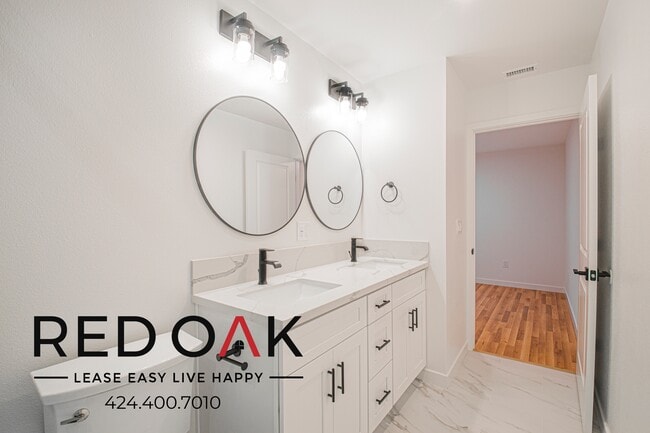 Building Photo - 856 W 47th St