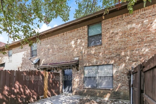 Building Photo - 940 Southmoor Dr