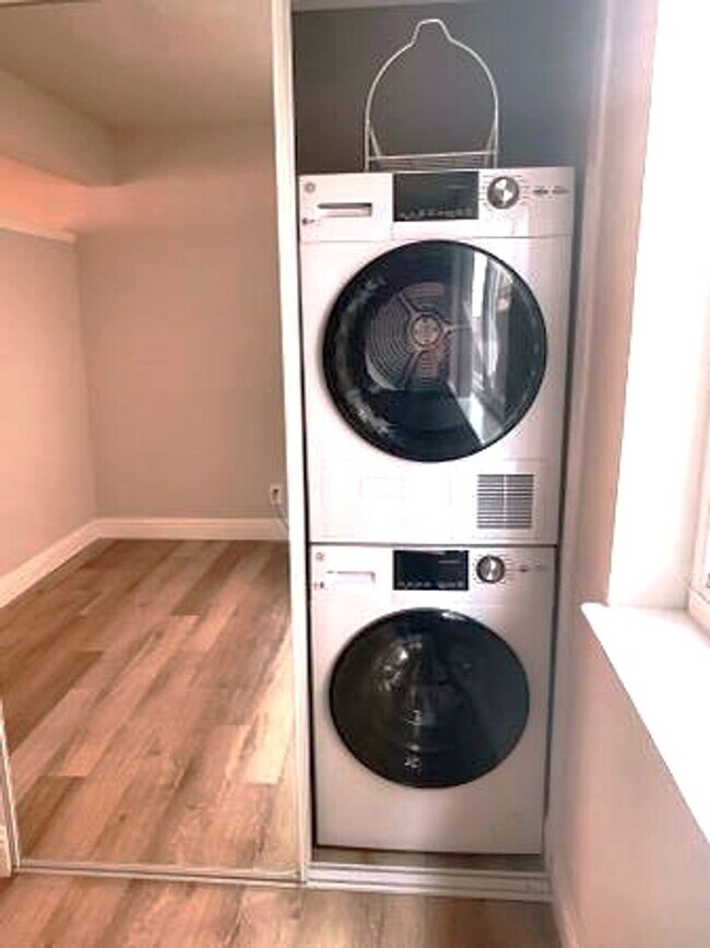 Building Photo - Fully remodeled studio apartment in gated community!