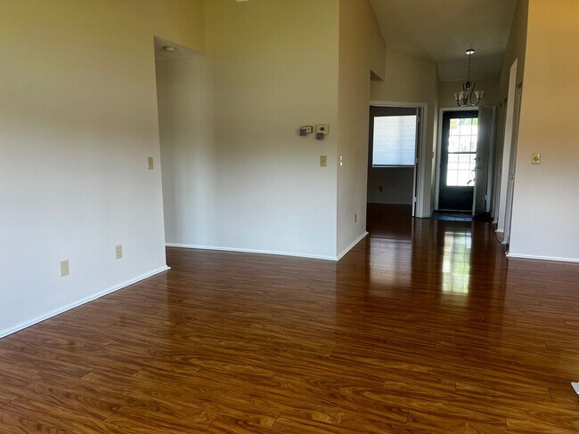 Building Photo - 3018 Sail Pointe Cir