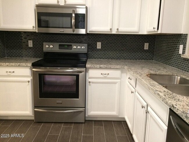 Building Photo - 2240 E Aire Libre Ave