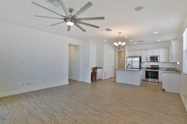 Building Photo - 548 E Vail Ln