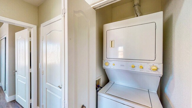 Building Photo - 3 Bedroom 1 3/4 bath condo ready for move in located in wonderful Mountains Edge .