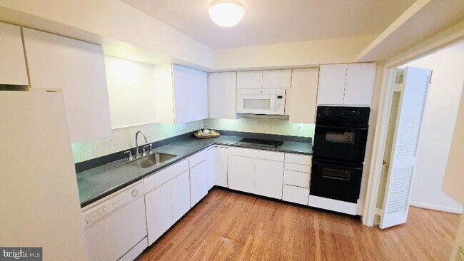 Building Photo - 4960 Sentinel Dr