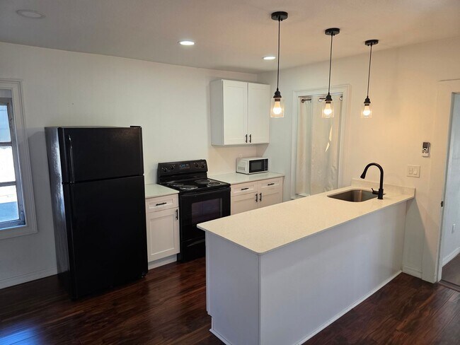 Building Photo - 1 Bed - 1 Bath - Great Location