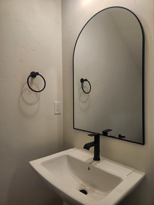 Building Photo - "Modern Comfort Awaits: Spacious and NEW 3-Bed Townhouse Available June 1st!
