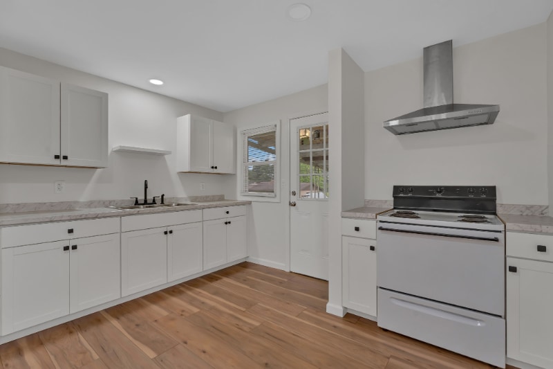Building Photo - 1561 Redwood Dr