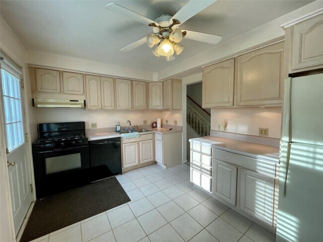 Building Photo - 328 Chestnut Ln