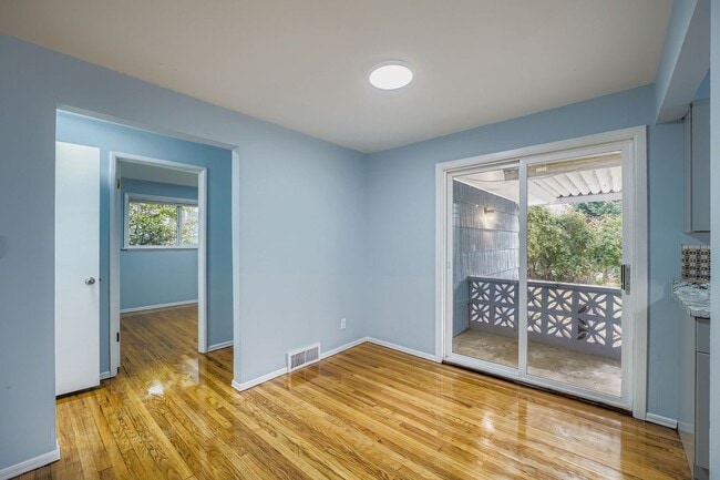 Building Photo - Charming, Recently Updated 3 Bed West Seat...