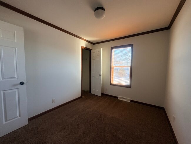 Building Photo - 324 Spring Park Dr