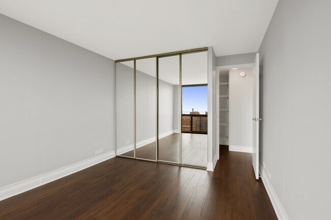 Building Photo - 4343 N Clarendon Ave