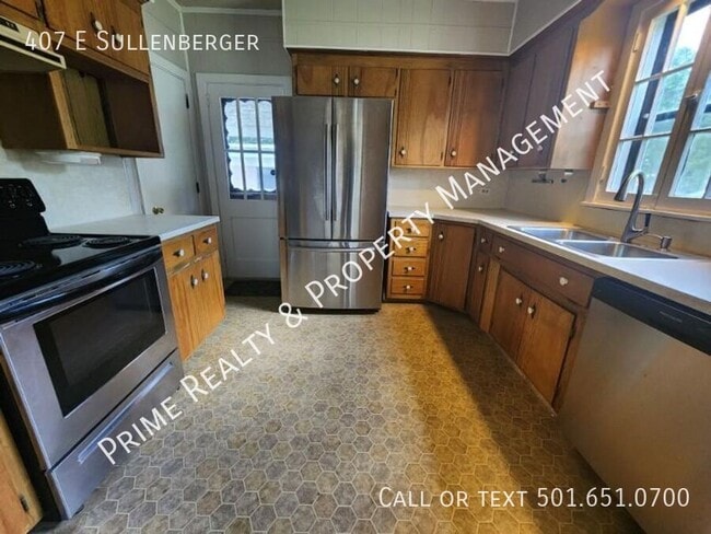 Building Photo - 407 E Sullenberger-