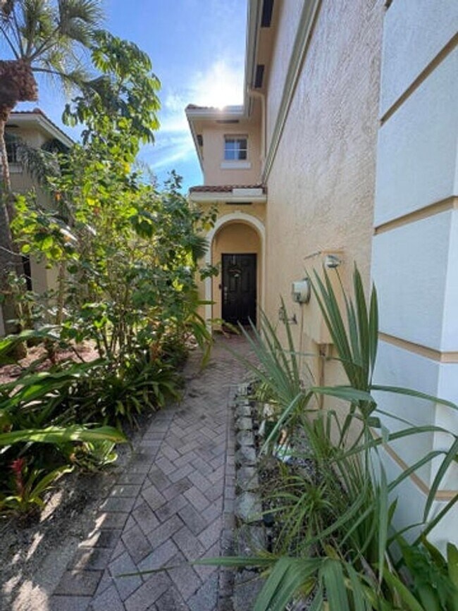 Building Photo - 9205 Villa Palma Ln