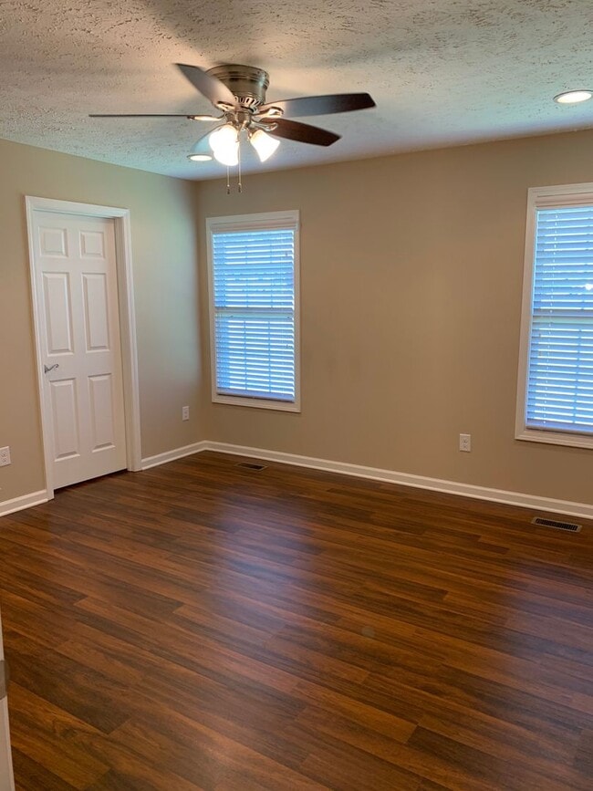 Building Photo - Beautiful 3 Bedroom, 2 Bath Home, With GAR...