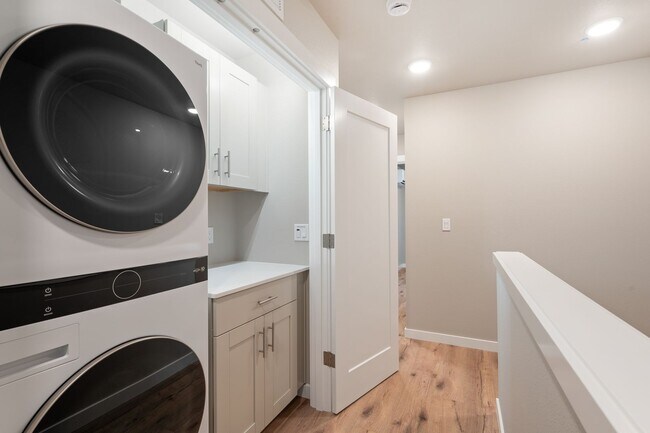Building Photo - NEW Bothell Townhome | 4 Bedroom | $3,900