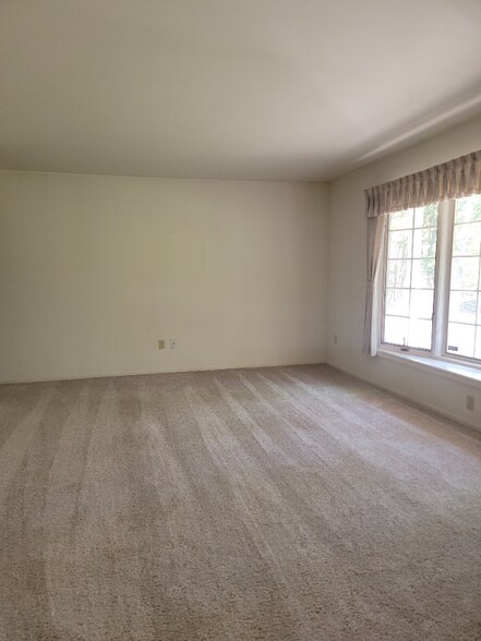 Building Photo - 335 Colgate Ln