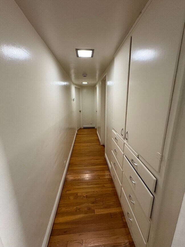 Building Photo - Visalia 2 Bed 2 Bath available now.