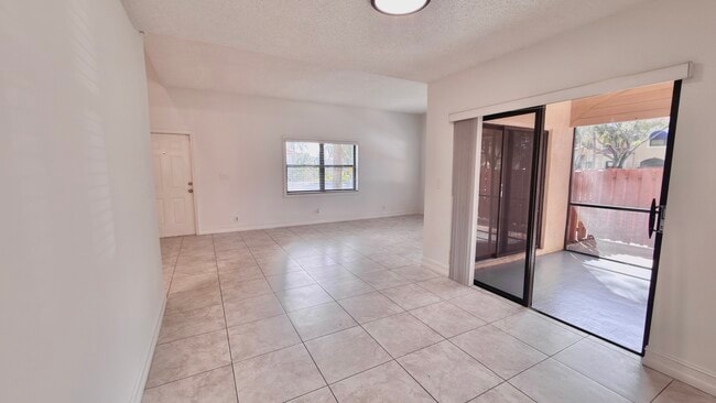 Building Photo - 501 Racquet Club Rd