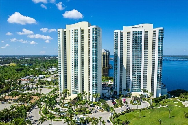 Building Photo - 3000 Oasis Grand Blvd