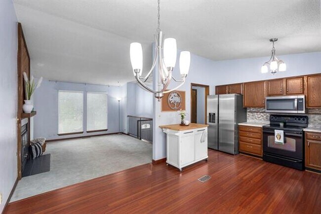 Building Photo - Spacious home near 55th st. S. and Broadway