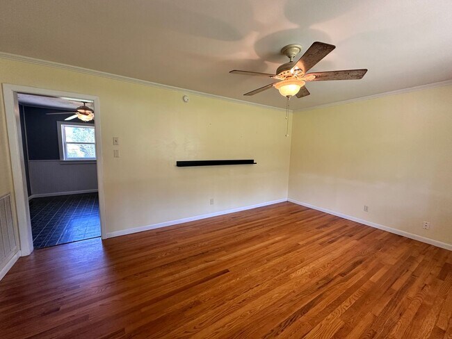 Building Photo - Exclusively Offered By Muse Realty Rentals...