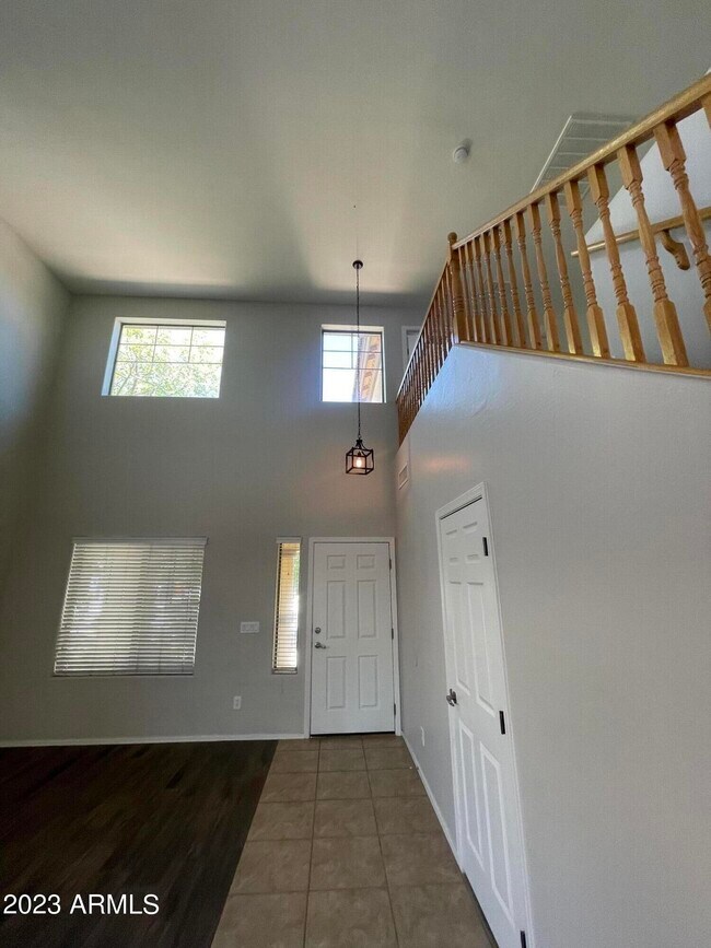 Building Photo - 3517 E Crescent Way