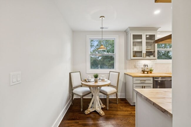 Building Photo - 215 Ash Dr