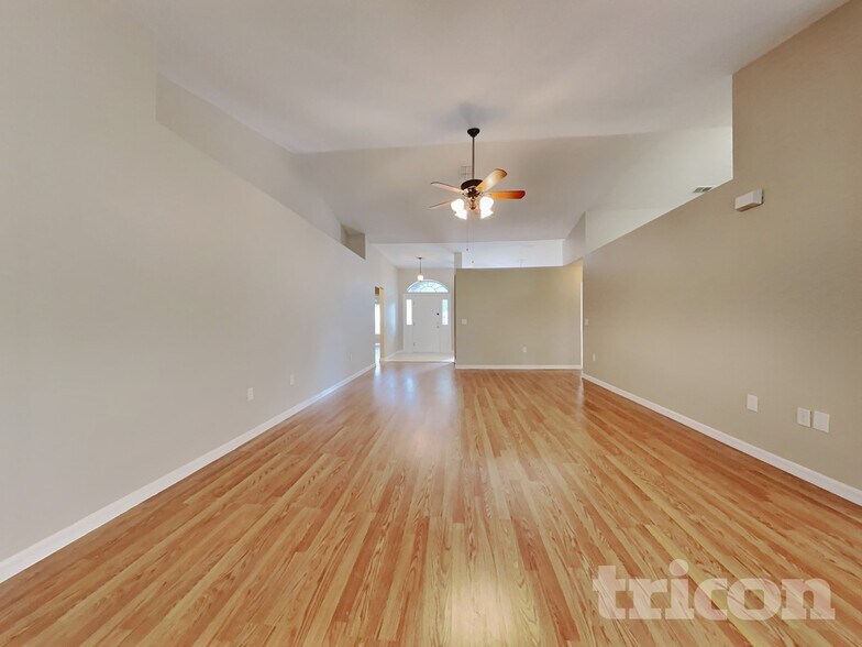 Building Photo - 1193 Sanger Ave