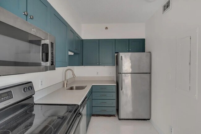 Building Photo - 900 19th Ave S