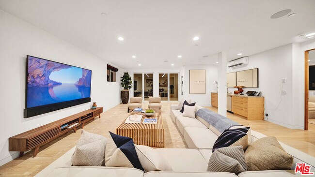 Building Photo - 2915 Tuna Canyon Rd