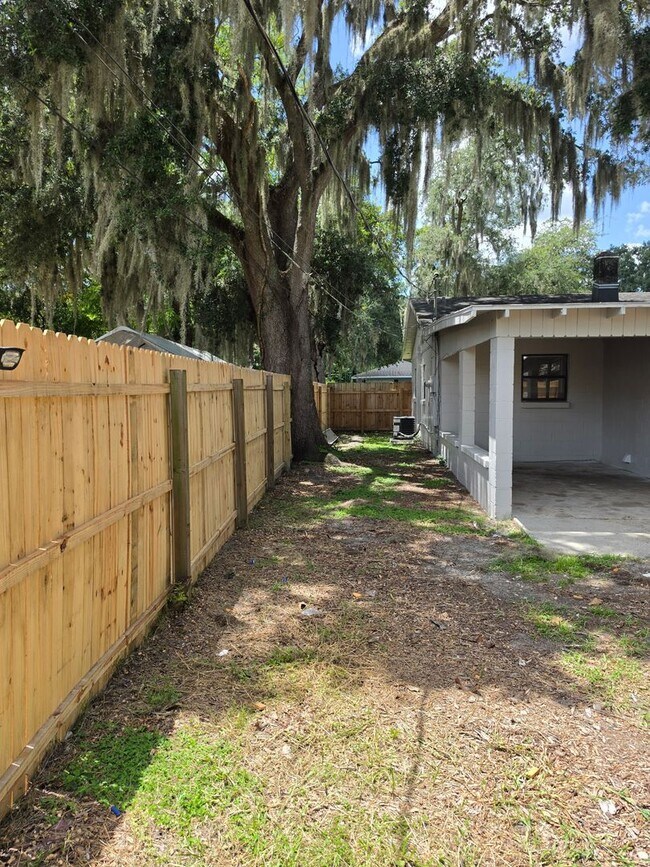 Building Photo - 2205 S Park Ave