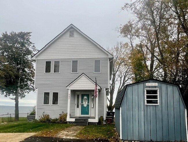 Building Photo - Gorgeous Water Front Home with Beach Access