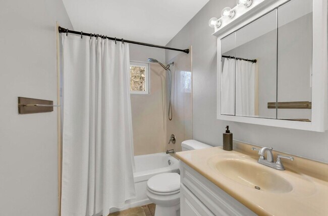 Building Photo - Two bedroom unit in North Davis
