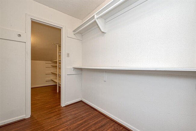Building Photo - 10725 Boardwalk St