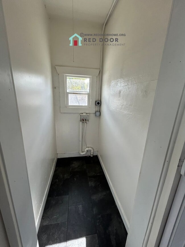 Building Photo - Spacious 2 Bed, 1 Bath Apartment – $1,100/...