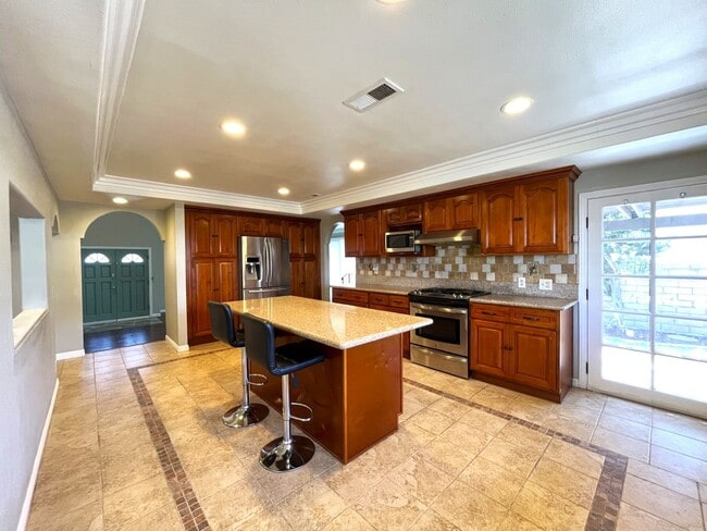 Building Photo - 4 bed, 3 bath located in Anaheim!