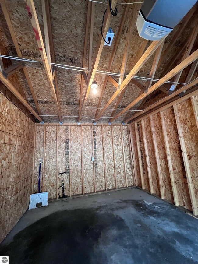 Building Photo - 1495 Newport St