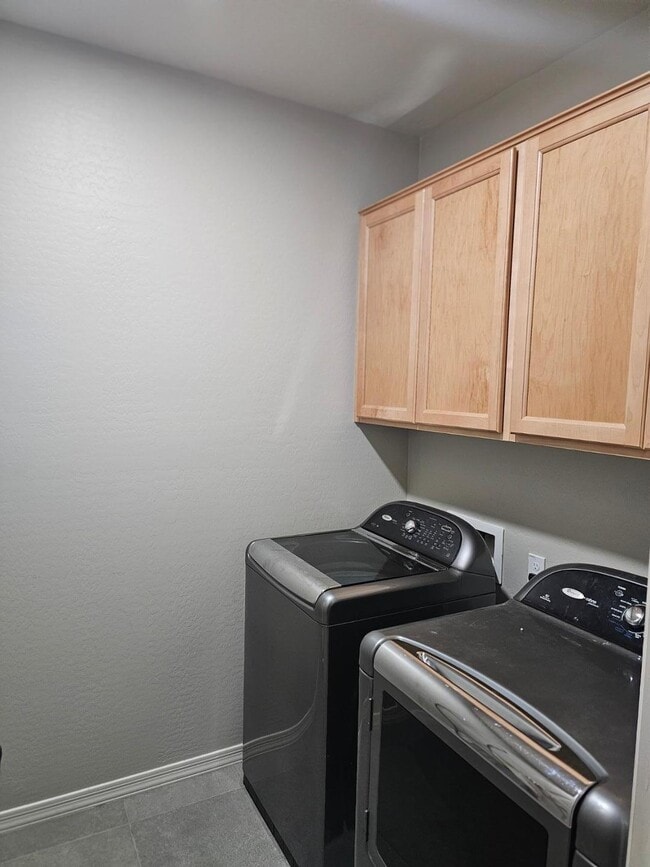 Building Photo - 15092 W Portland St