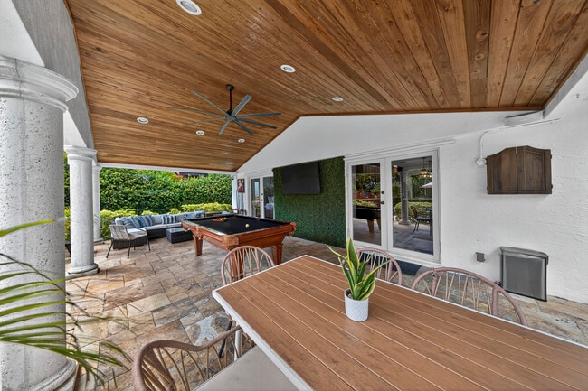 Building Photo - 510 NE 8th Ave