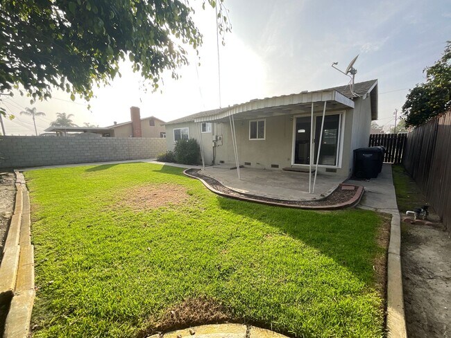 Building Photo - 3 Bedroom 2 Bathroom Single Story Home