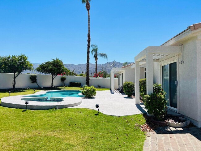 Building Photo - 47970 Vía Jardin