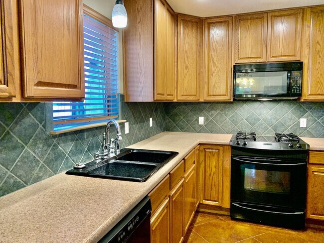 Building Photo - Beautiful 2 Bed/2.5 Bath Home in Round Roc...