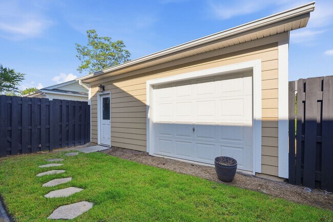 Building Photo - 313 Lakeview Dr