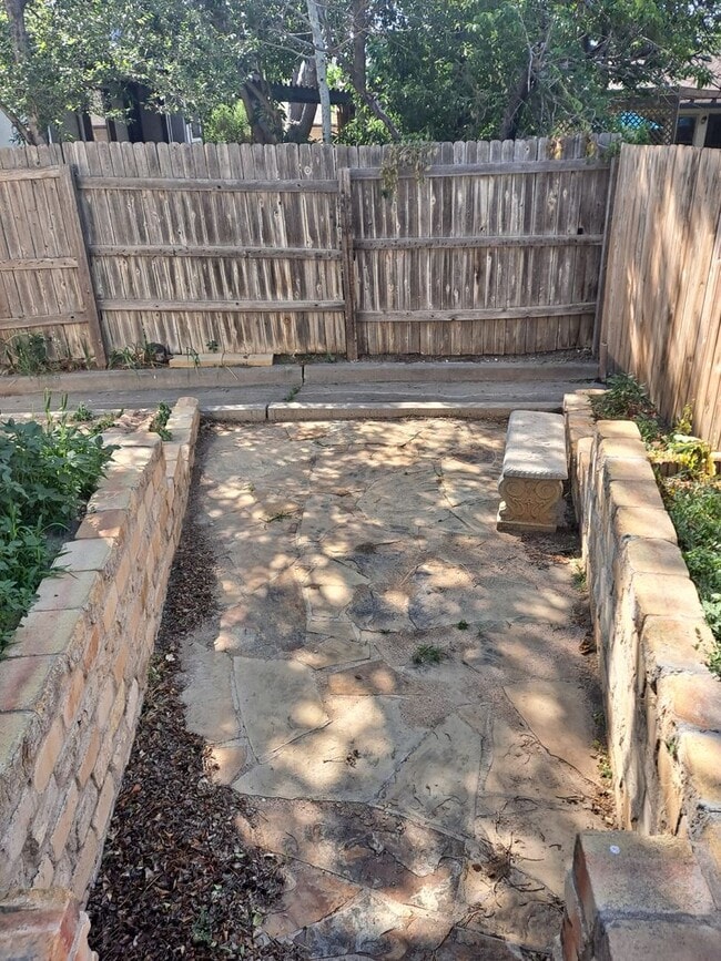 Building Photo - ALL PROSPECTIVE TENANTS MUST SUBMIT A $58 ...