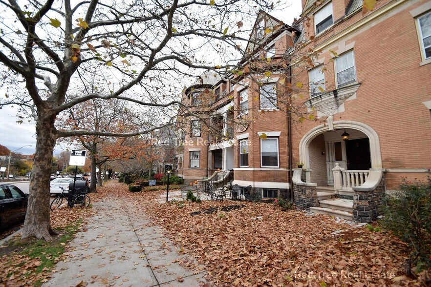 Building Photo - 1748 Beacon St