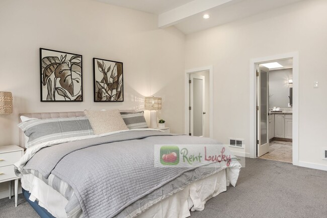 Building Photo - VIEWS, VIEWS, VIEWS!! Stunning & LARGE 4-B...