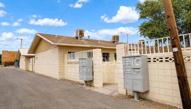 Building Photo - Large Move-In Ready 1-Bedroom Near Kirtland AFB