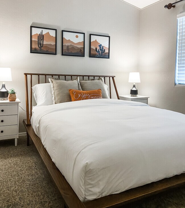 Building Photo - 1541 E Peregrine Trail