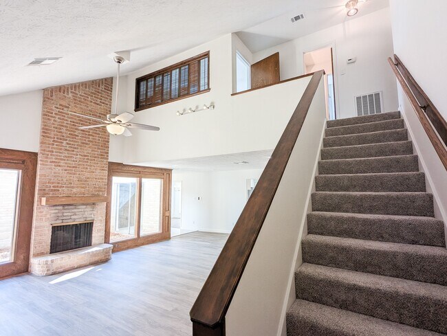 Building Photo - 2706 Oakmont Ln